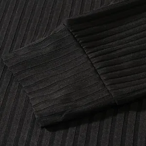 Detailansicht des hochwertigen schwarzen Rippstrick-Stoffs eines Herren-Langarm-Poloshirts