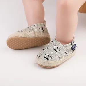 Detailansicht der weichsohligen Lauflernschuhe für Babys mit Schnurrbart- und Brillenprint