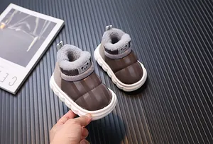 Detail der wasserdichten Kinder-Winterstiefel mit warmem Fleecefutter und Panda-Aufnäher