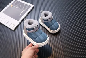 Blaue Kinder-Schneestiefel mit warmem Plüschfutter und wasserdichtem Lederaußenmaterial.