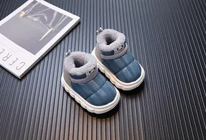 Detailansicht wasserdichter Kinder-Schneestiefel mit einem warmem grauen Fleece-Futter