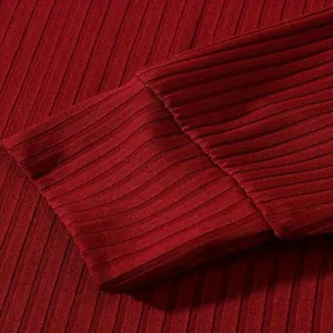 Detailansicht der gerippten Manschette eines burgunderroten Langarmshirts für Herren