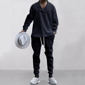 Detailansicht des dunkelblauen Herren-Stricksets mit V-Ausschnitt und Jogginghose