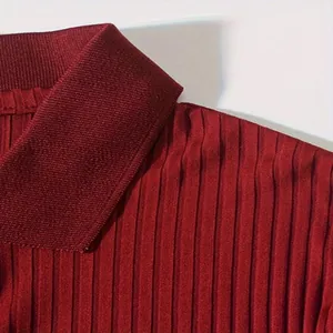 Nahaufnahme eines burgunderfarbenen Poloshirts mit einer vertikalen Rippenstruktur