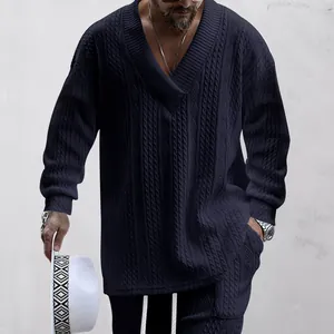 Nahaufnahme eines lässigen Herren V-Ausschnitt Strickpullovers mit Zopfmuster