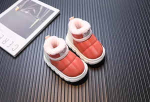 Detailansicht orangefarbener wasserdichter Kinder-Schneestiefel mit weichem Plüschfutter
