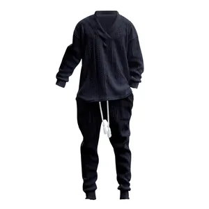 Herren Freizeit-Set in Dunkelblau mit V-Ausschnitt-Pullover und Zopfmuster-Hose Detail