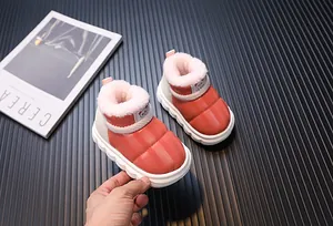 Warme orangefarbene Winterstiefel für Kinder mit wasserdichtem Leder und Plüschfutter.