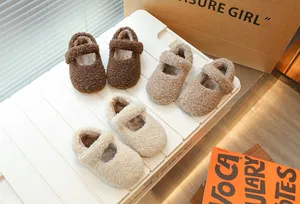 Gemütliche Plüsch-Hausschuhe für Kinder in Braun, Beige und Creme im Mary-Jane-Stil.