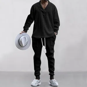 Schwarzes Jacquard-Strickset für Herren: V-Ausschnitt-Pullover und Jogginghose Kombi