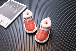 Detailansicht wasserdichter Kinder-Winterstiefel mit warmem rosa Plüschfutter