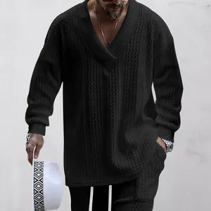 Nahaufnahme von Herren-Strickpullover mit V-Ausschnitt, Zopfmuster und entspannte Passform
