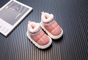 Detailansicht der rosa wasserdichten Leder-Schneestiefel für Kinder mit dickem Plüschfutter.
