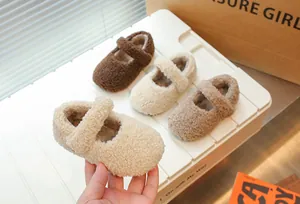 Nahaufnahme von weichen, flauschigen Baby-Mary-Jane-Schuhen in Creme, Braun und Hellbraun.