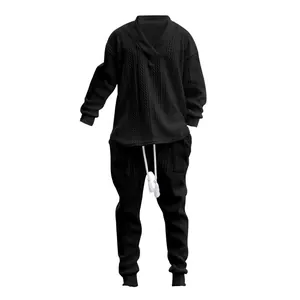 Detailansicht des schwarzen Herren-Stricksets mit V-Ausschnitt Pullover und Jogginghose