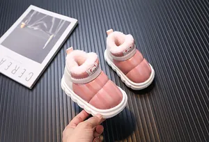 Detaillierte Ansicht rosa gefütterter Kinder-Schneestiefel mit wasserdichtem Obermaterial