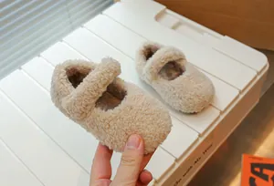Detailansicht der weichen Plüschstruktur der beige Mary Jane Pelzschuhe für Kinder im Detail