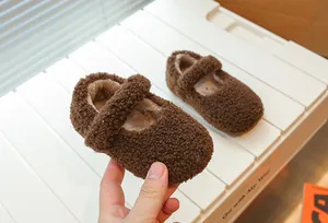 Detailansicht der flauschigen braunen Kinder Mary Jane Schuhe mit warmem Innenfutter