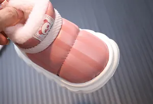 Nahaufnahme von rosa Kinder-Schneestiefeln mit weichem Plüschfutter und wasserfestem Leder.