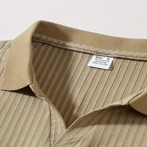 Detailansicht der Rippstruktur und des Kragens eines beigen Herren-Langarm-Poloshirts