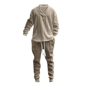 Detailansicht des khakifarbenen Zopfmusters dieses V-Ausschnitt-Stricksets für Herren.
