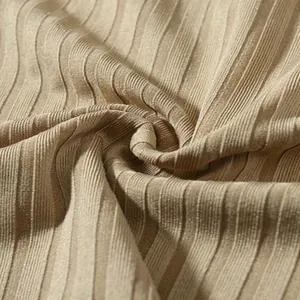 Detailansicht des beigefarbenen Rippstrickgewebes mit Textur und Elastizität.