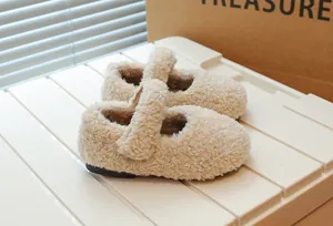 Nahaufnahme von gemütlichen beigen Kinder-Fleece-Schuhen mit praktischem Riemen