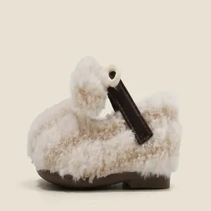 Detailansicht beige Plüsch-Babyschuhe mit braunem Riemen für den kalten Winter