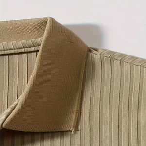 Detailaufnahme eines khakifarbenen Herren-Polohemdes mit elastischer vertikaler Streifenstruktur