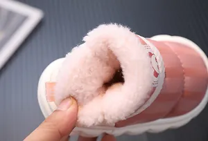 Nahaufnahme des dicken rosa Plüschfutters in wasserdichten Kinder-Winterstiefeln