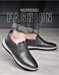 Nahaufnahme von grauen Herren-Loafers aus Leder mit weicher Sohle und Slipper-Design