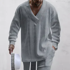 Graues Herren-Set mit V-Ausschnitt, Zopfstrickpullover und passender Hose für Herbst