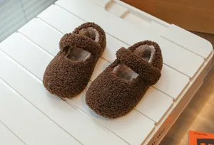 Nahaufnahme brauner Pelz-Mary-Jane-Kinderschuhe mit weichem Plüschfutter für den Winter