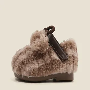 Detailansicht brauner flauschiger Lauflernschuhe für Mädchen mit süßem Bommel-Detail