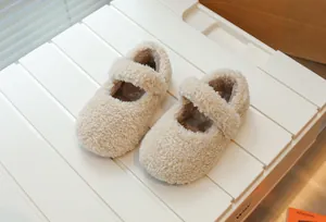 Detailansicht gemütlicher beiger Kinder-Pelzschuhe mit weichem Plüschfutter und Riemen