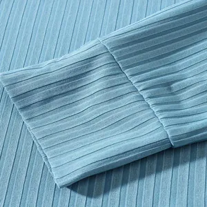 Nahaufnahme des blauen Rippstoff-Details am langärmeligen Sportoberteil für Herren