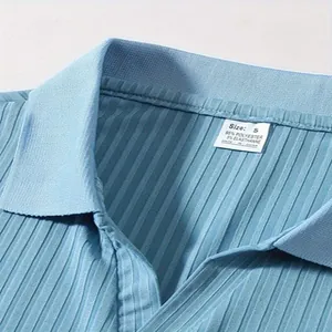 Detailaufnahme des Herren-Polohemd-Kragens mit Größenetikett S und blauer Rippstruktur.