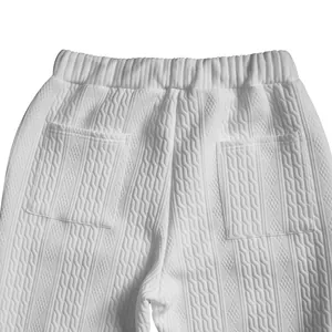 Nahaufnahme der weißen Herren-Freizeithose mit Zopfmuster, Gummibund und Taschen