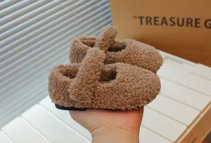 Nahaufnahme von süßen braunen Fleece Mary Janes für Kleinkinder, weich und warm