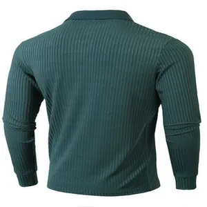 Rückansicht des dunkelgrünen Herren-Langarm-Poloshirts mit Rippenstruktur.