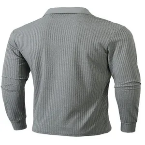 Rückansicht eines grauen, gerippten Herren-Langarm-Poloshirts aus hochwertigem Strukturstoff
