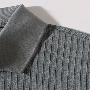 Nahaufnahme des grauen Rippstoffs und Kragendetails eines Herren-Poloshirts im Detail