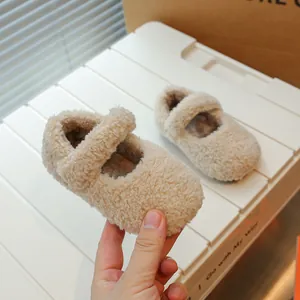 Gemütliche Plüsch-Babyschuhe in Beige mit weichem Kunstfell und Klettverschluss