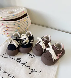 Belles chaussures de marche d'hiver fourrées pour tout-petits en noir et marron