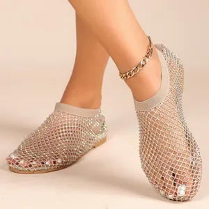 Nahaufnahme der glitzernden Strass-Netz-Oberseite bei flachen Damen-Sandalen mit runder Kappe