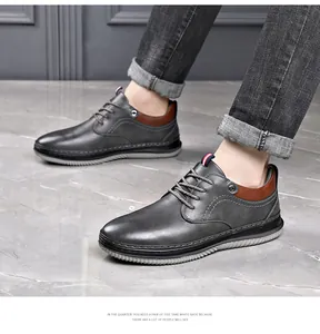 Detailansicht stilvoller grauer Herren-Freizeitschuhe aus Leder mit weichen weißen Sohlen