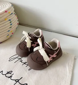 Vue détaillée des chaussures d'hiver fourrées pour enfants en marron avec touches roses