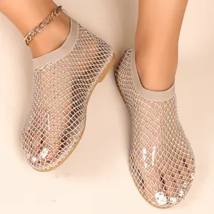 Detailansicht der flachen Mesh-Sandalen mit wunderschön funkelnden Strasssteinen