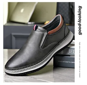 Detailansicht stilvoller grauer Herren-Slipper mit bequemer, weißer, weicher Sohle