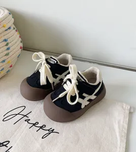 Vue détaillée de la doublure en polaire chaude et du design sur ces baskets d'hiver noires